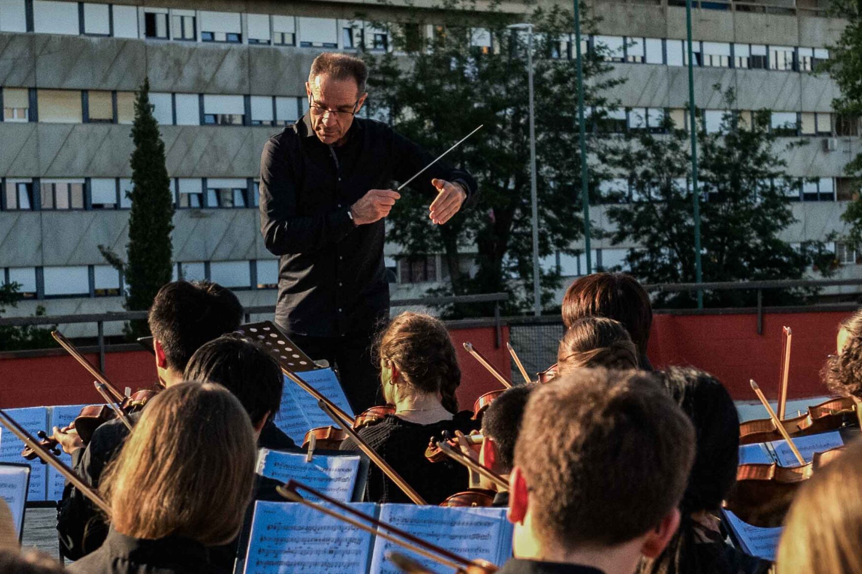 Ein besonderes Konzert: Christian Kewitsch dirigiert das Schulorchester. Foto: privat