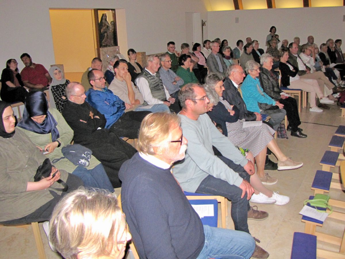 Trialog der abrahamitischen Religionen: Blick in den Saal. Foto: Rudolf Kilgert