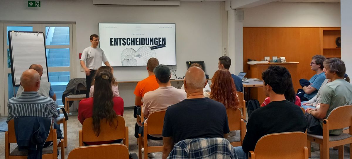 Referent Etienne Fréléchoz zu "Entscheidungen treffen". Foto: Roswitha Oberfeld