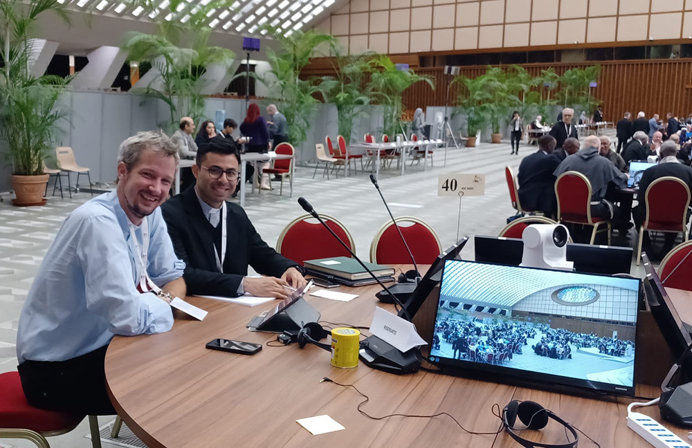 Michael Berentzen (l.) aus Münster ist Teilnehmer der Synode. Foto: Centro Santa Chiara Audiovisivi