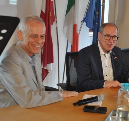 Preisverleihung an Gerhard Proß (r.) in Tonadico, der Stadt des Paktes. Foto: Roberto Di Pietro