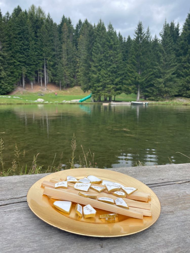 Goldene Namenstäfeli für die Teilnehmerinnen; Foto: Noemi Deak